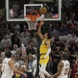 Tyrese Haliburton (au centre) s'est montré décisif mardi à Cleveland KEYSTONE/AP/Sue Ogrocki